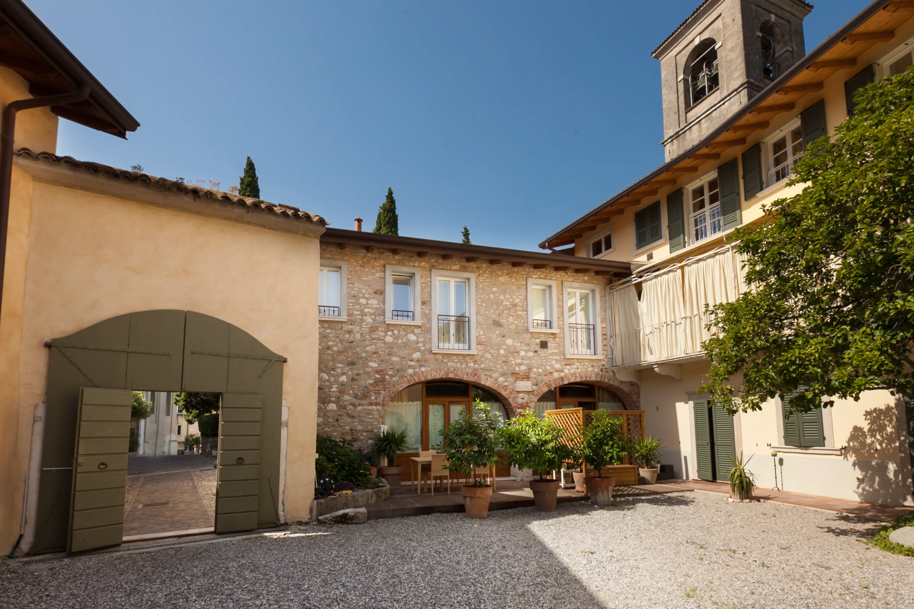 Appartamenti e Dimore Storiche sul Lago di Garda Facciata storica e appartamenti vacanze Barchi Resort a San Felice del Benaco